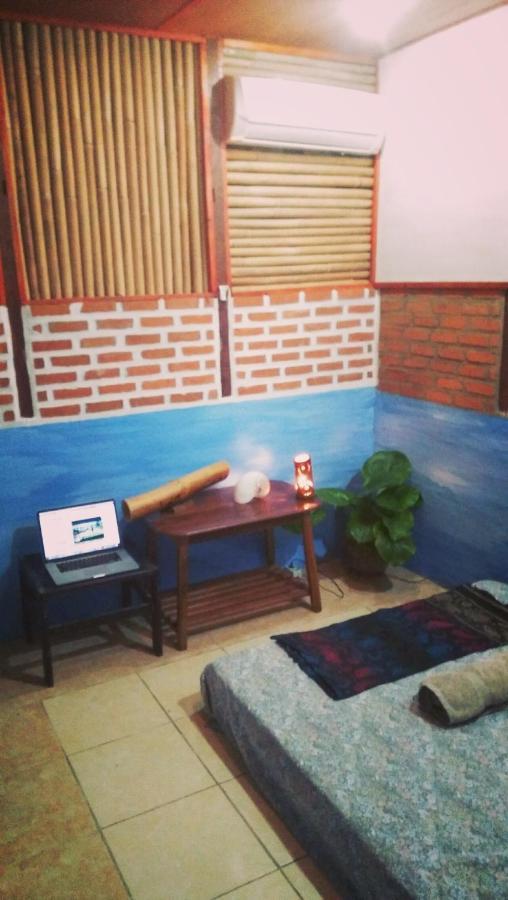 Salty Dog Hostel Telukdalem Bagian luar foto