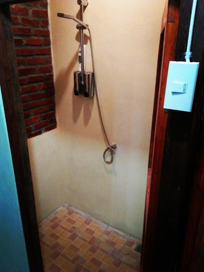 Salty Dog Hostel Telukdalem Bagian luar foto