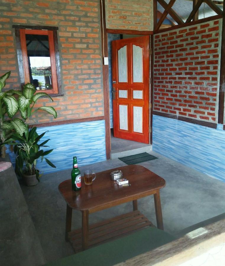 Salty Dog Hostel Telukdalem Bagian luar foto