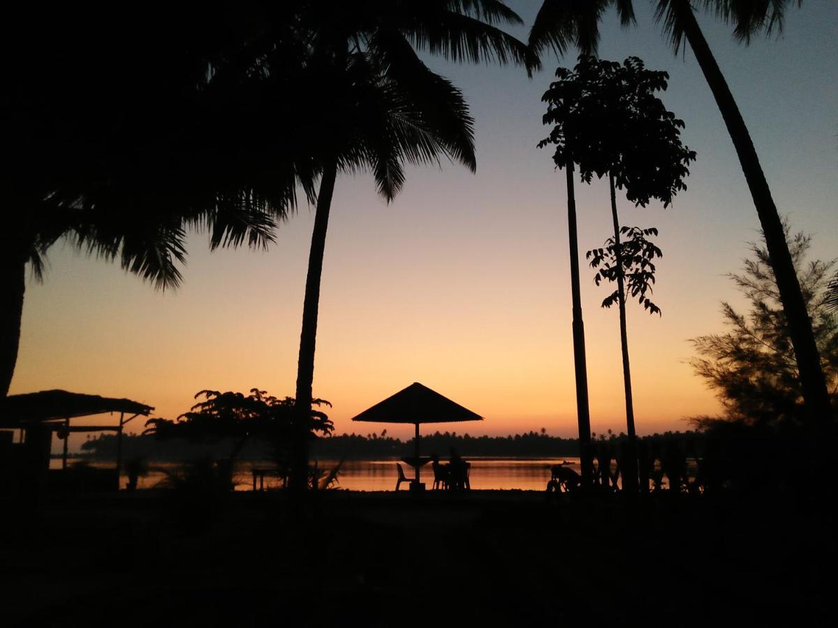 Salty Dog Hostel Telukdalem Bagian luar foto