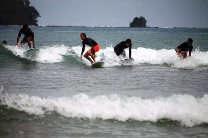 Salty Dog Hostel Telukdalem Bagian luar foto
